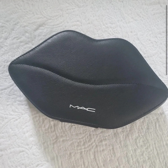 MAC Limited Edition Lip-Shaped Case - Picture 2 of 5